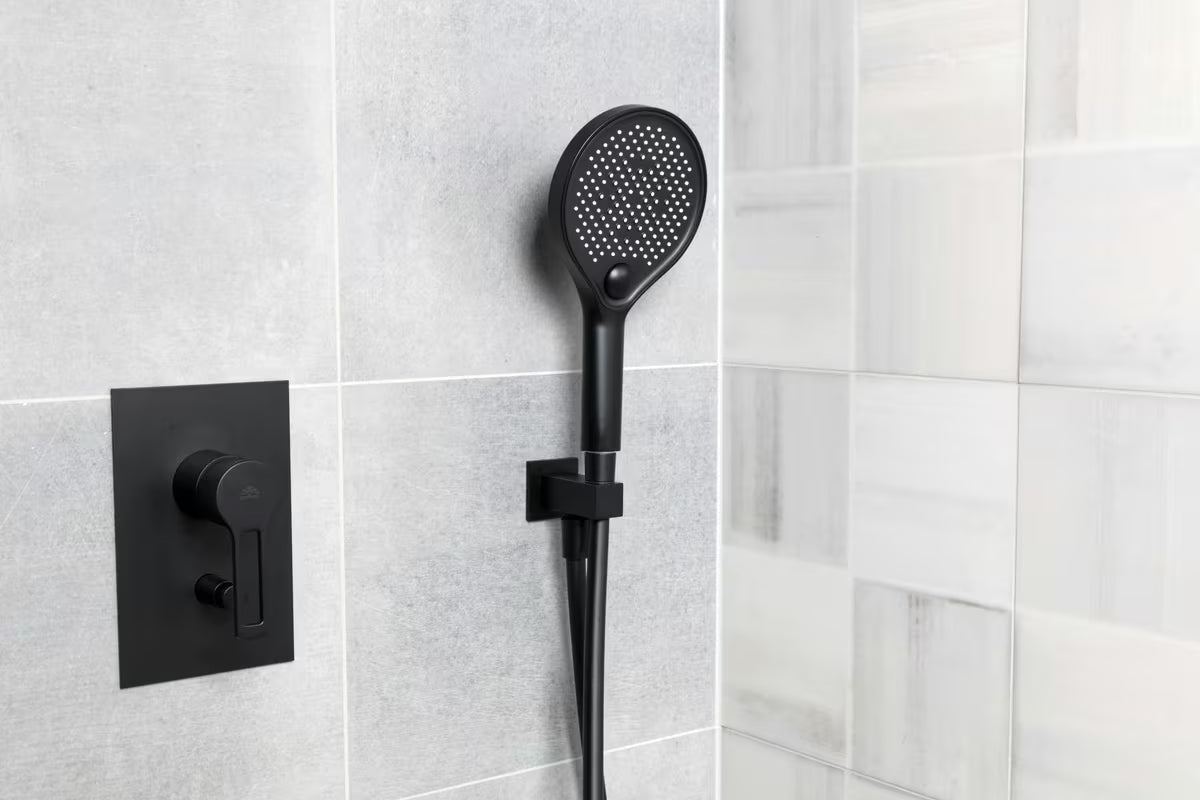 Ručna ručni tuš SAT B-Way u mat crnoj izvedbi s 3 funkcije i promjerom 13 cm.