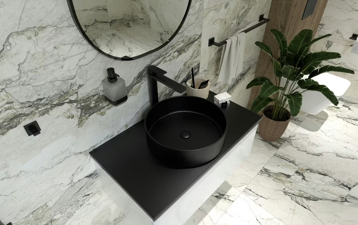 Visoka jednoručna baterija miješalica za umivaonik SAT B-Way u mat crnoj izvedbi za umivaonik na ploču.