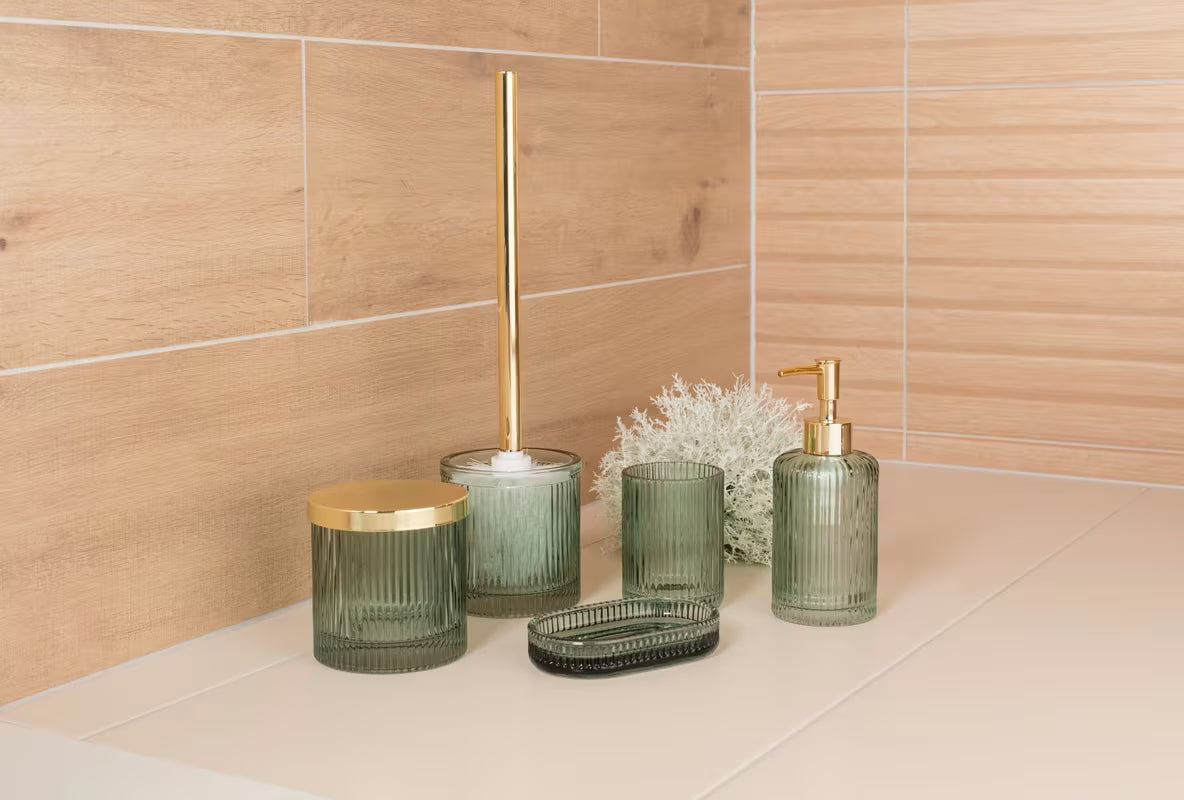 Zeleni samostojeći dozator sapuna SAT Boho sa zaobljenim oblikom i sjajnom površinom od metala i stakla.