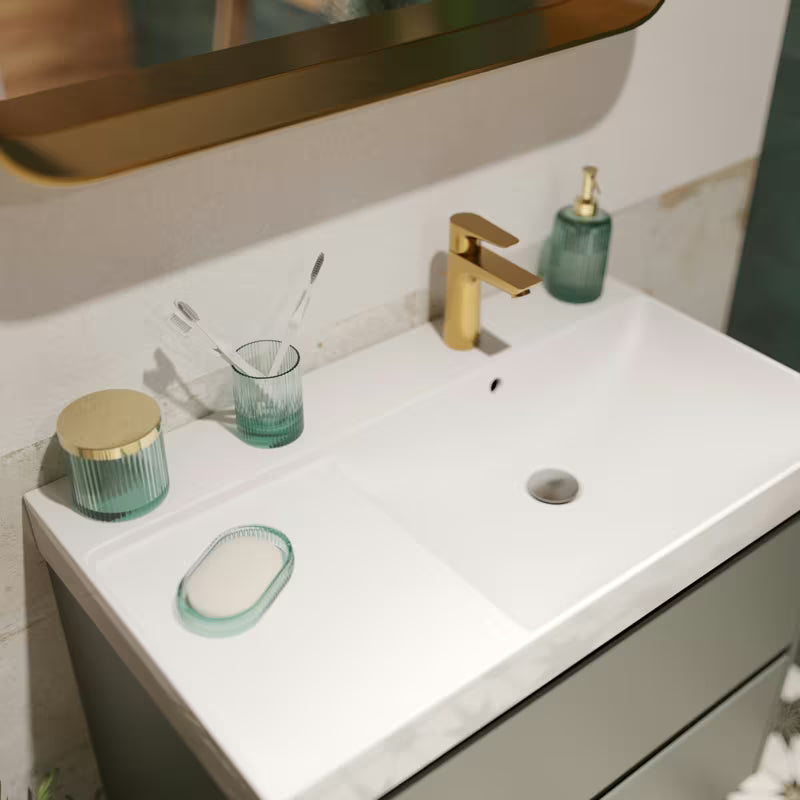 Zeleni samostojeći dozator sapuna SAT Boho sa zaobljenim oblikom i sjajnom površinom od metala i stakla.