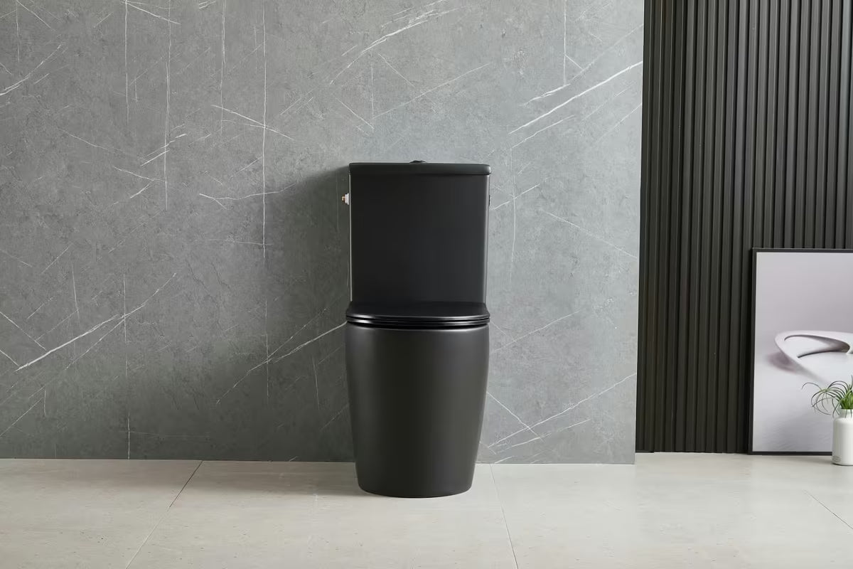 Samostojeći WC kombi SAT Brevis u crnoj mat boji s rimless školjkom i sjedalom soft Close.