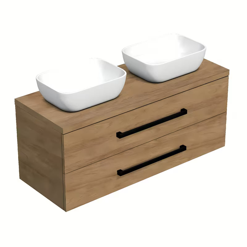 Viseća kupaonski ormarić SAT Cube Way s pokrovnom pločom u dekoru hrasta hickory i s crnim mat ručkicama.