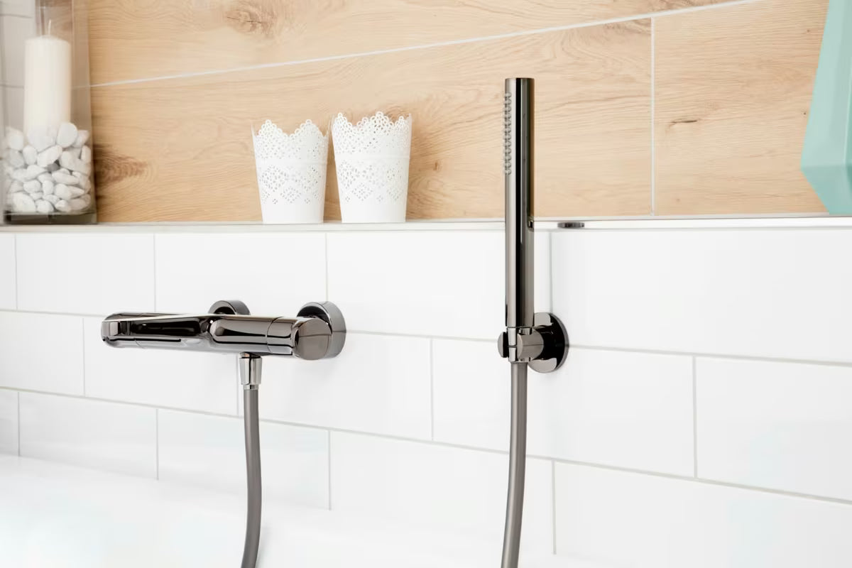 Termostatska zidna miješalica za kadu SAT Dark u mat izvedbi PVD gun metal bez tuš seta.