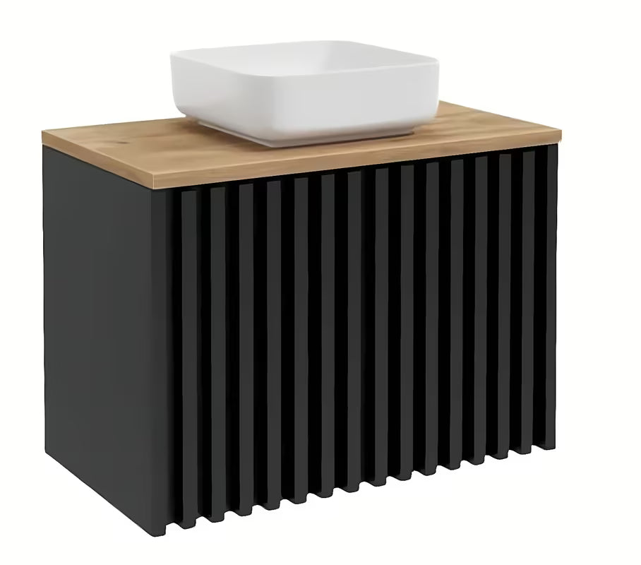 Viseća kupaonski ormarić SAT Delano u crnoj mat boji s hrastovom gornjom pločom i okomitim letvicama.