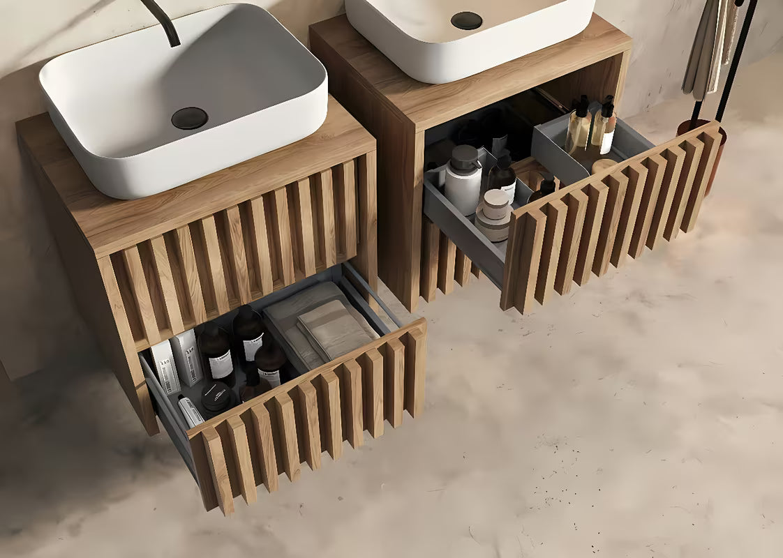 Viseća ormarić ispod umivaonika SAT Delano s pokrovnom pločom u dekoru mat hrast 80x46 cm s okomitim letvicama.