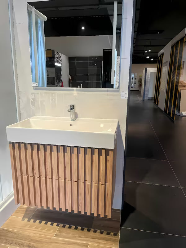 Viseća kupaonski ormarić s keramičkim umivaonikom SAT Delano u dekoru mat hrast s vertikalnim letvicama