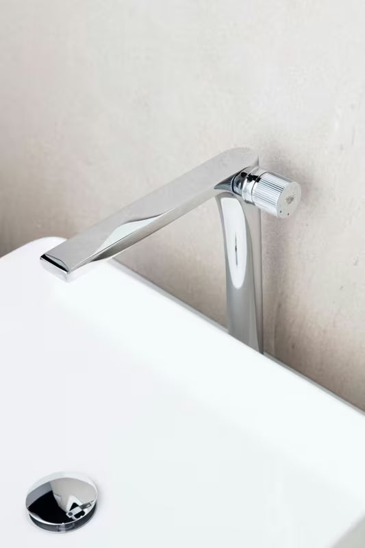 Visoka jednoručna baterija miješalica za umivaonik SAT Evolution u krom izvedbi pro umivaonik na ploču.