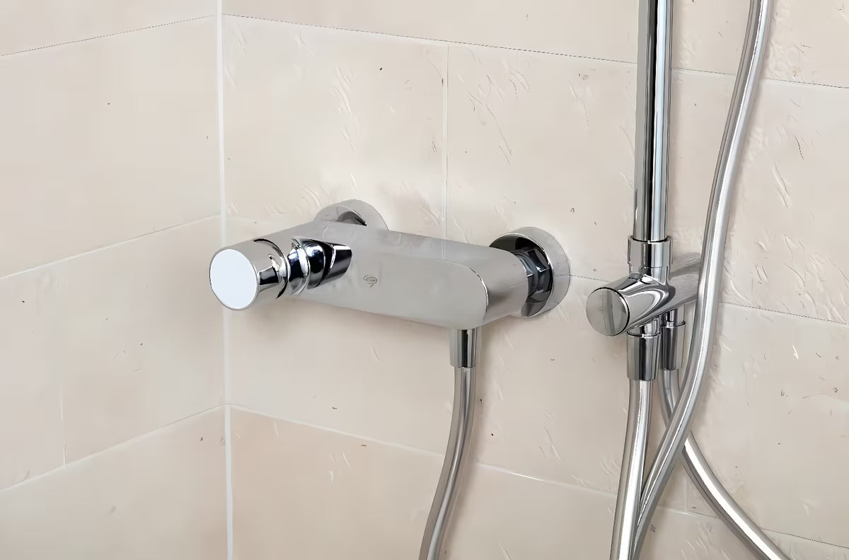 Zidna jednoručna baterija miješalica za tuš SAT Fusion u krom izvedbi s bijelom staklenom ručicom