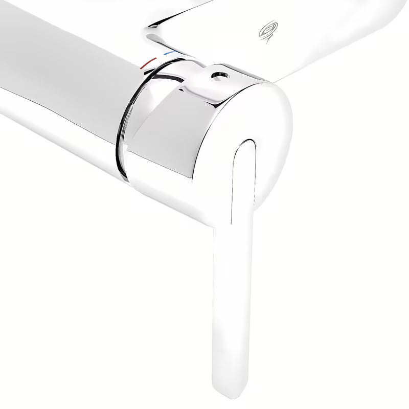 Kromirana jednoručna baterija miješalica za tuš SAT Fusion s crnom upravljačkom ručicom pro za zidnu ugradnju.