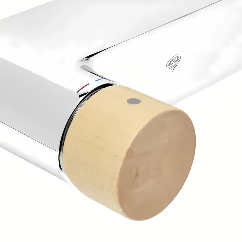 Jednoručna Baterija miješalica za tuš SAT Fusion s kromiranom površinom i ručicom u dekoru svijetlog drva.