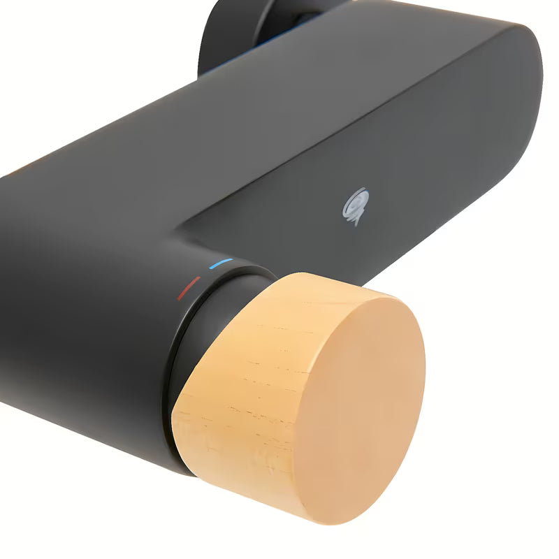 Zidna jednoručna baterija miješalica za tuš SAT Fusion s ručicom u svijetlom drvu i mat završnom obradom.