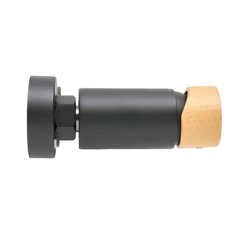 Zidna jednoručna baterija miješalica za tuš SAT Fusion s ručicom u svijetlom drvu i mat završnom obradom.