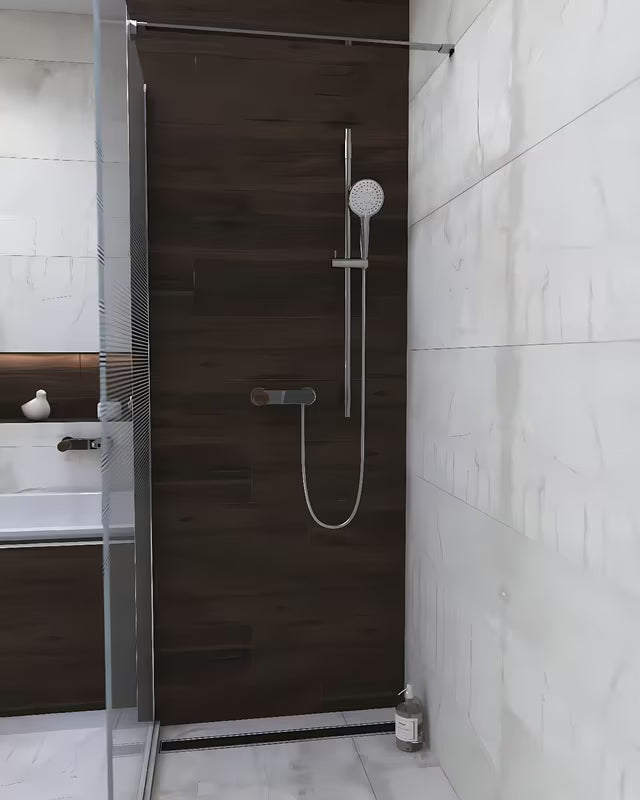 Zidna miješalica za tuš SAT Fusion s ručicom u dekoru tamnog drva i mjedenim tijelom.