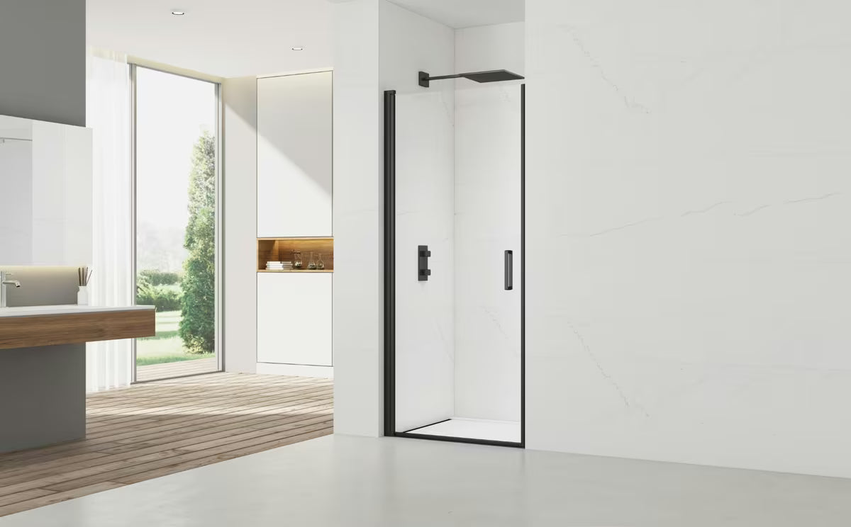 Svijetlosiva kupaonski tepih SAT Infinitio s mekanim dugim vlaknima i protukliznim donjim slojem.