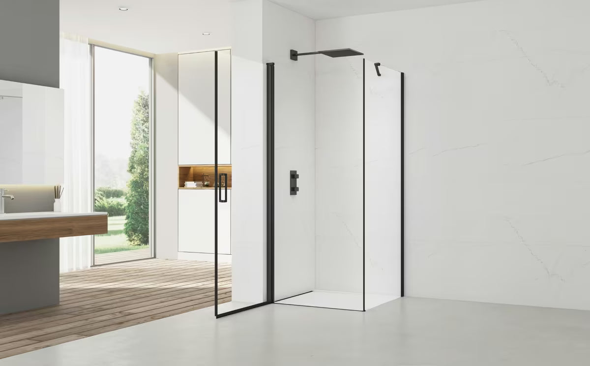 Svijetlosiva kupaonski tepih SAT Infinitio s mekanim dugim vlaknima i protukliznim donjim slojem.