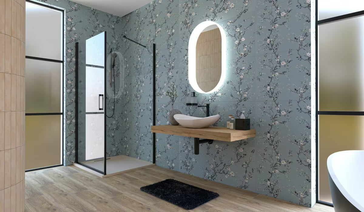 Svijetlosiva kupaonski tepih SAT Infinitio s mekanim dugim vlaknima i protukliznim donjim slojem.