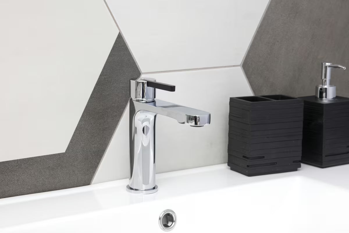 Miješalica za Umivaonik SAT Fusion u krom izvedbi s crnim detaljima