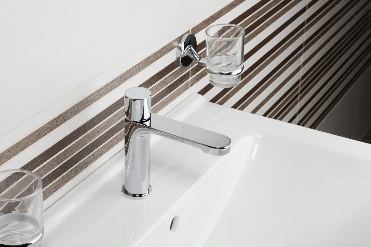 Kromirana miješalica za umivaonik SAT Fusion s ručicom od bijelog stakla i štedljivim perlatorom