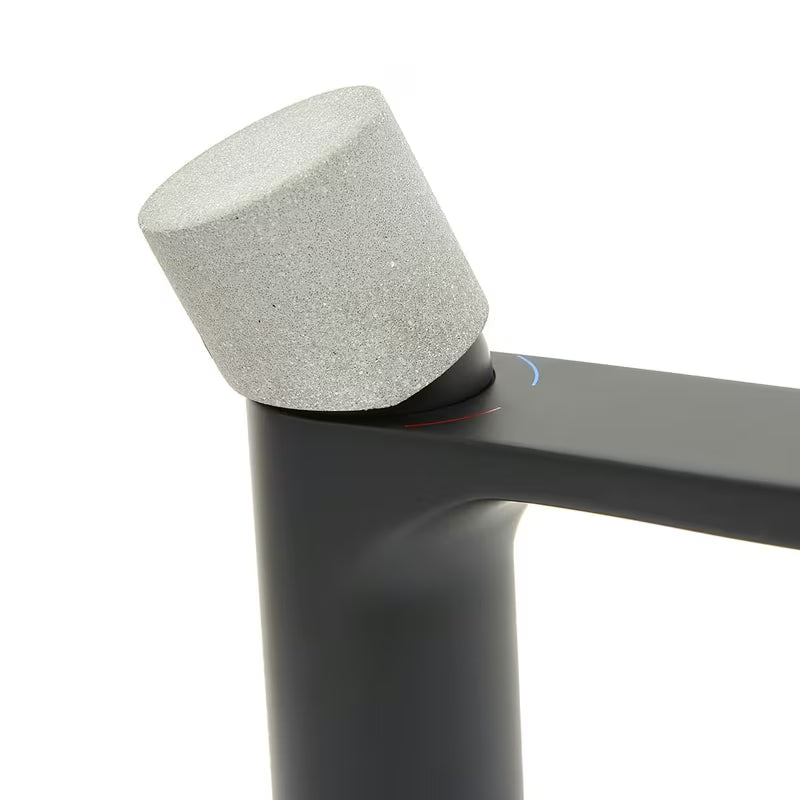 SAT Fusion visoka miješalica za umivaonik u mat crnoj boji s betonskom ručicom