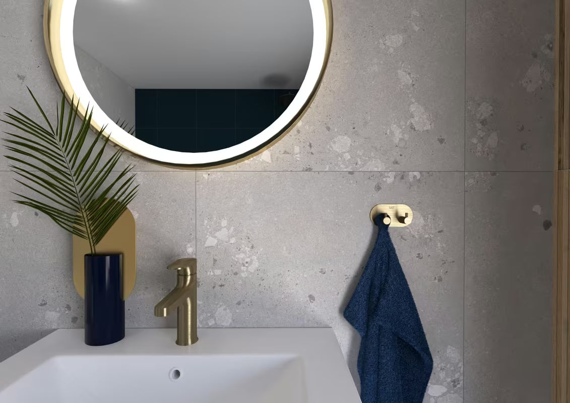 Kupaonski kukica SAT pro u izvedbi brušeno zlato pro montaža lijepljenjem bez bušenja.