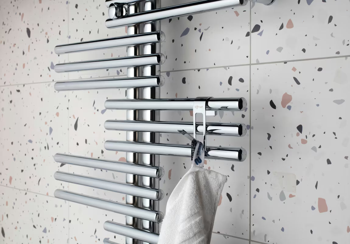 Kromirani metalni kukica SAT Chrome pro za vješanje na kupaonski radijator sa zaštitnom 3M trakom.