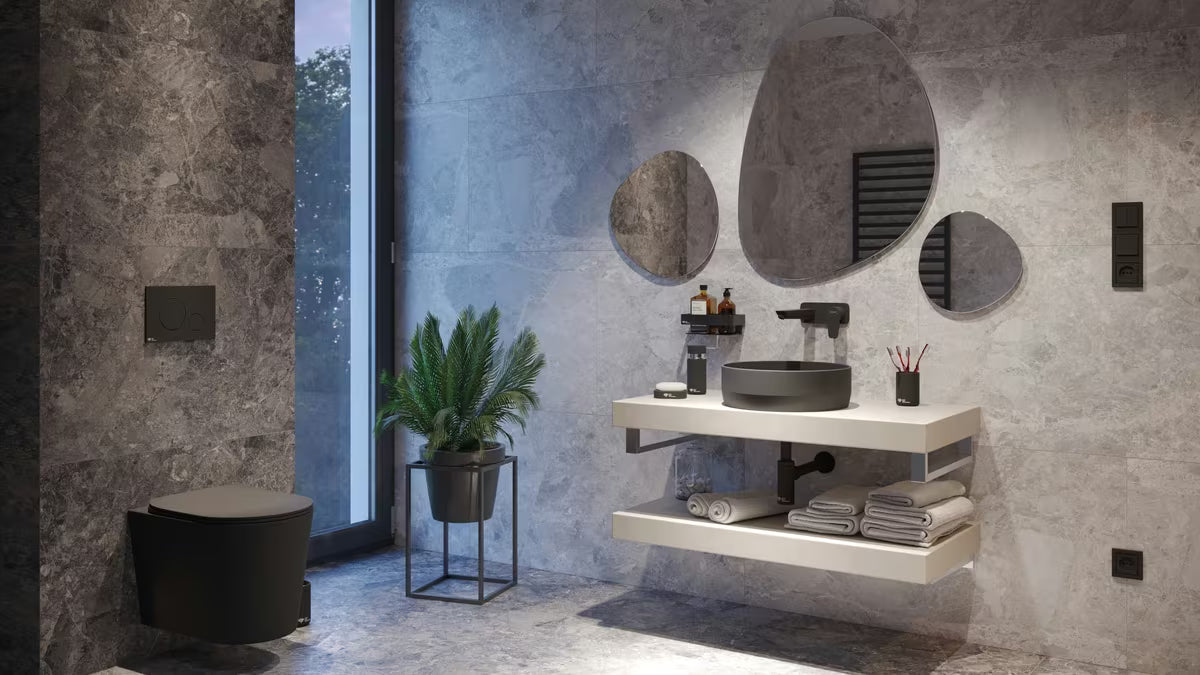 Samostojeći keramički držač četkica SAT Infinitio u mat crnoj izvedbi.