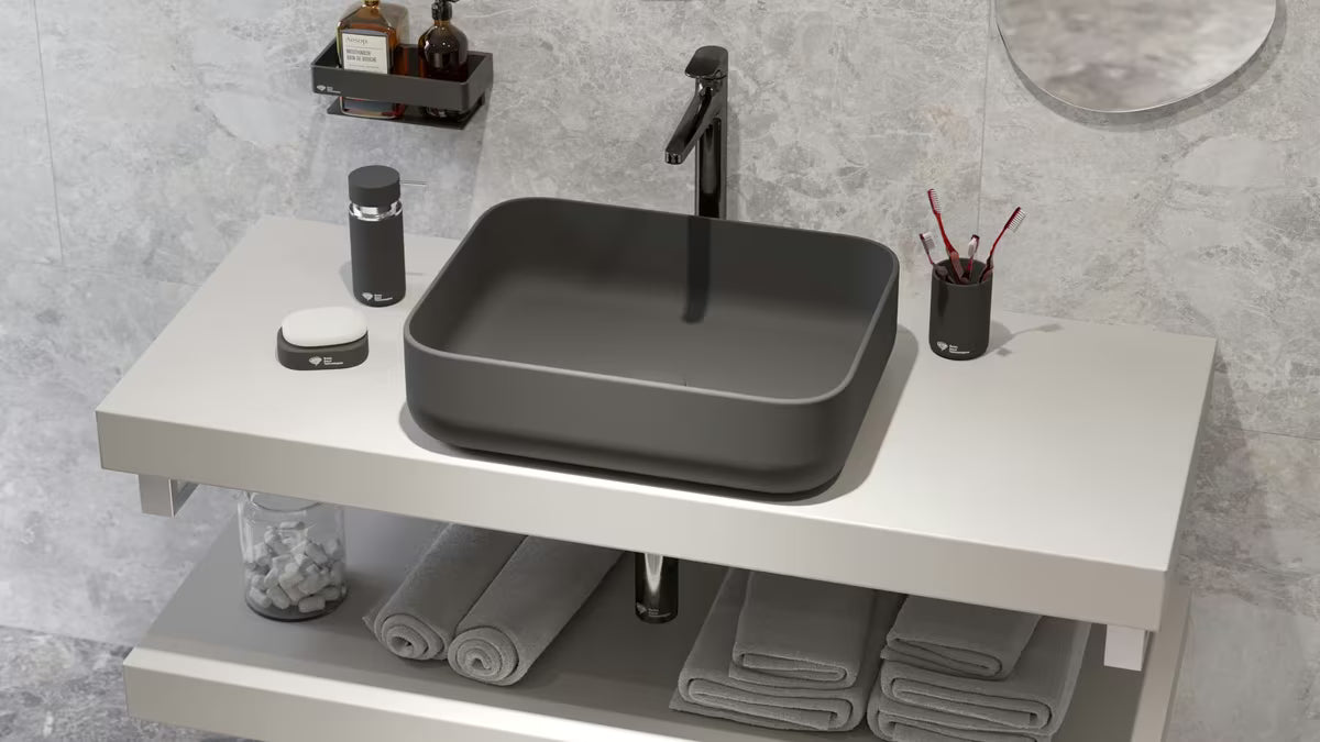 Samostojeći keramički držač četkica SAT Infinitio u mat crnoj izvedbi.