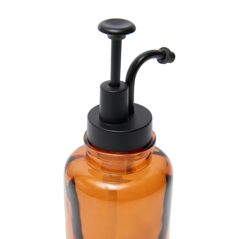 Samostojeći smeđi dozator sapuna SAT Magic jednostavnog elegantnog dizajna.