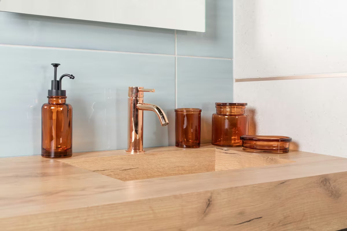 Samostojeći smeđi dozator sapuna SAT Magic jednostavnog elegantnog dizajna.