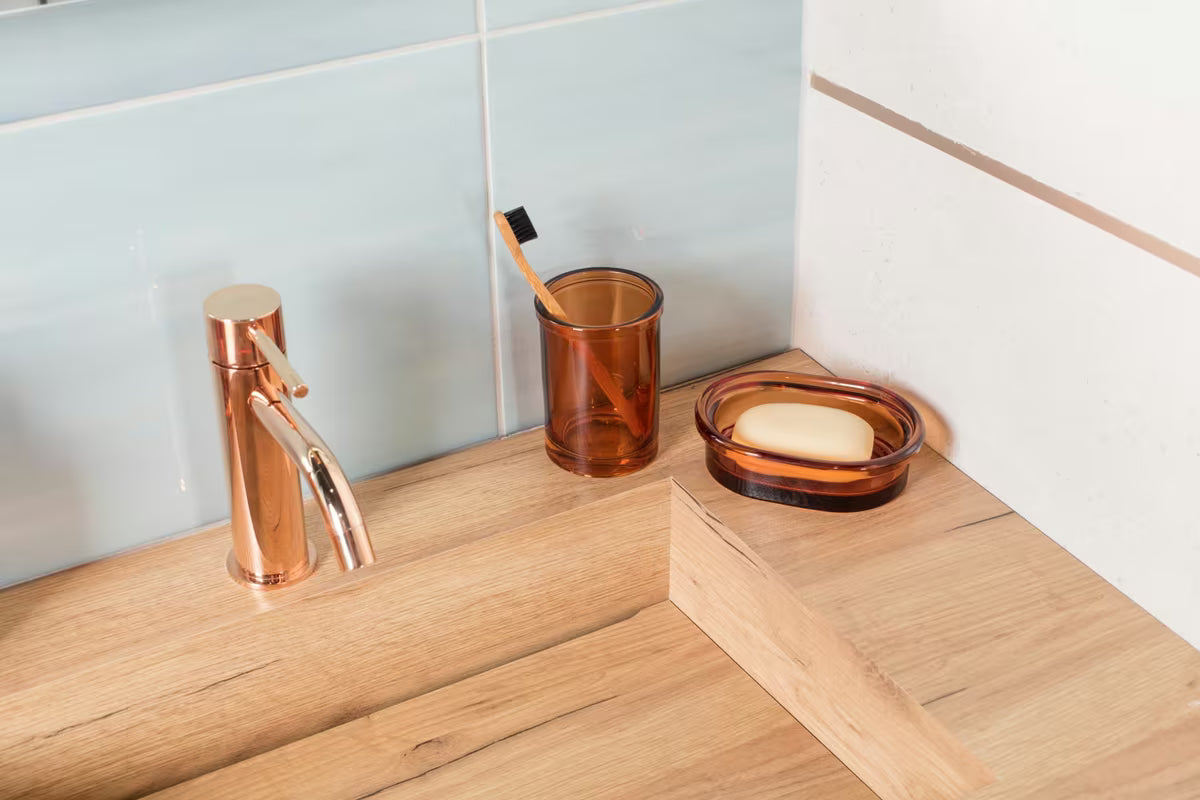 Samostojeći smeđi dozator sapuna SAT Magic jednostavnog elegantnog dizajna.