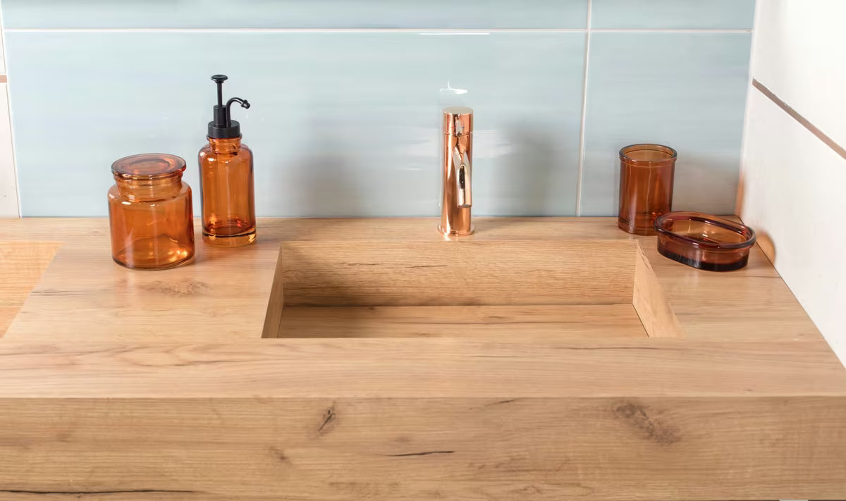 Smeđa čaša SAT Magic kao samostojeći kupaonski dodatak jednostavnog elegantnog dizajna.