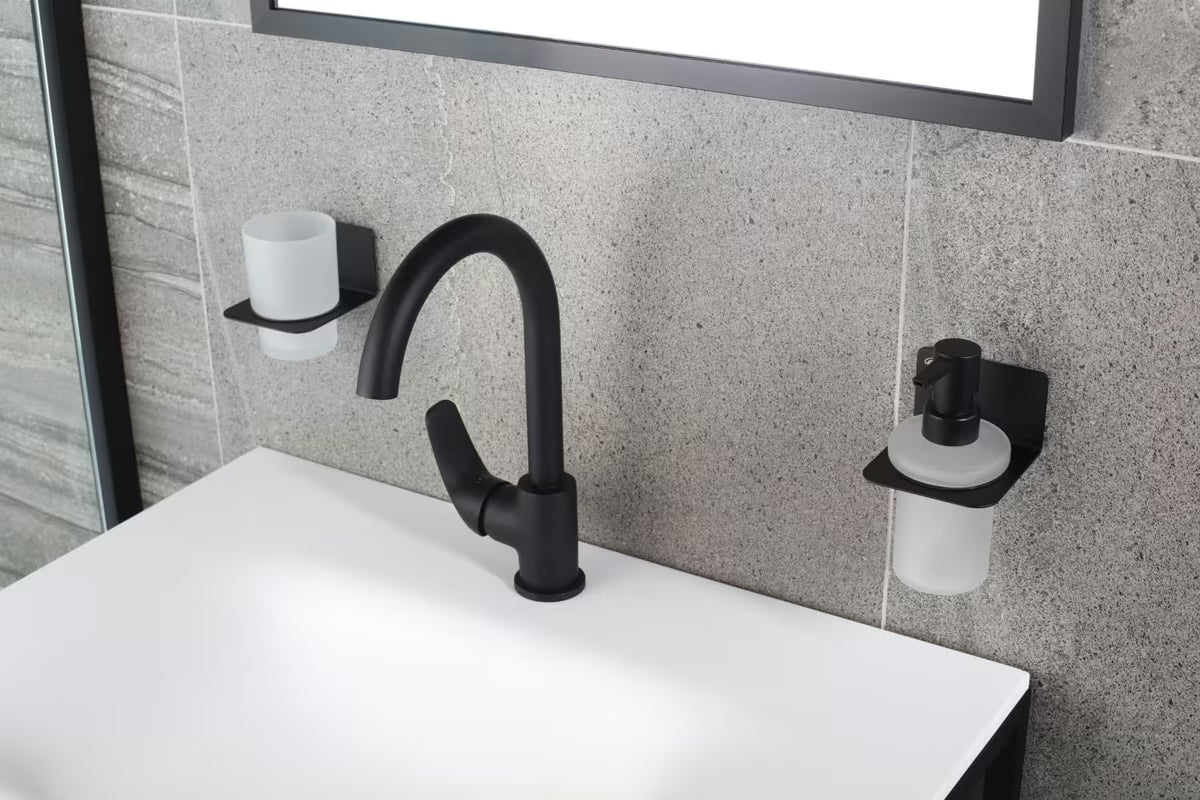 Zidni dozator sapuna SAT Mood u mat crnoj izvedbi s mat staklom