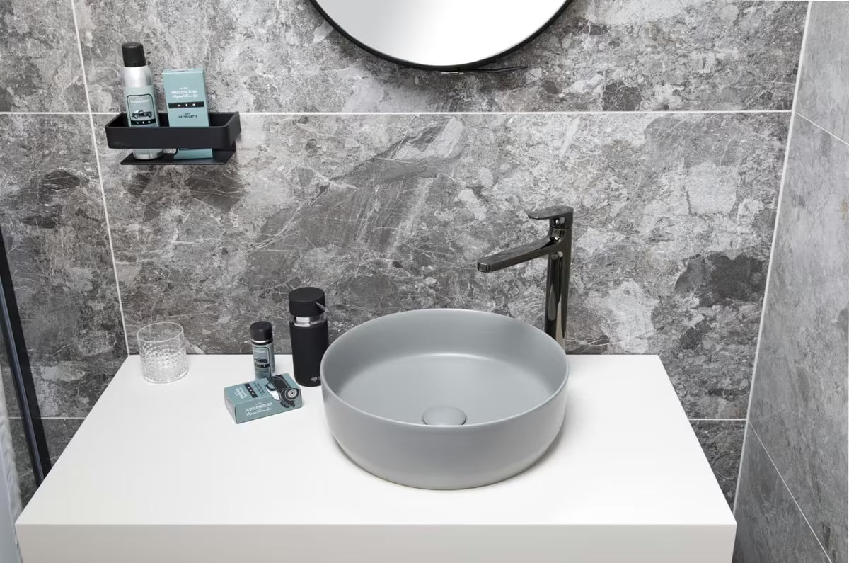 Zidna kupaonska polica SAT od masivnog mesinga u crnoj mat boji