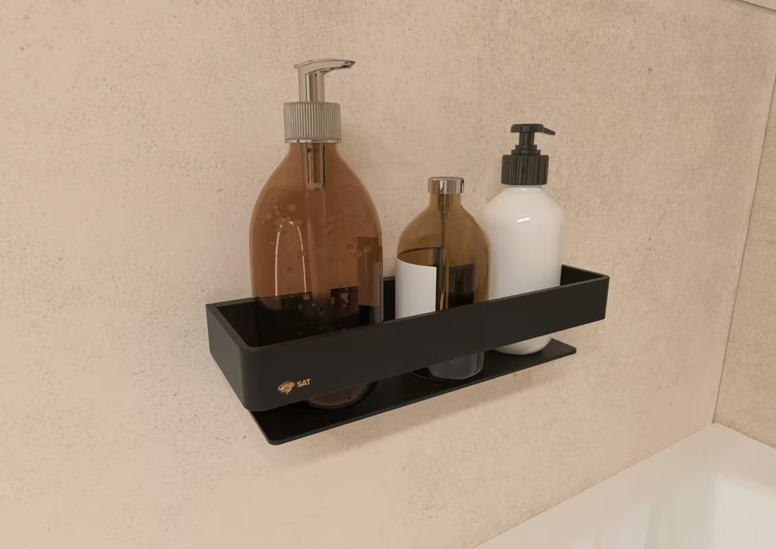 Masivna mesingana zidna polica SAT u mat crnoj izvedbi za tuševi i kupaonicu.