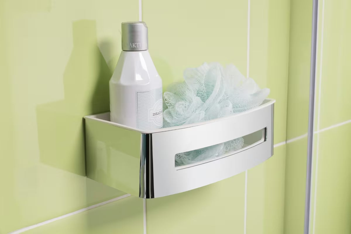 Inox tuš polica SAT Chrome u krom izvedbi s uklonjivim crnim plastičnim umetkom.