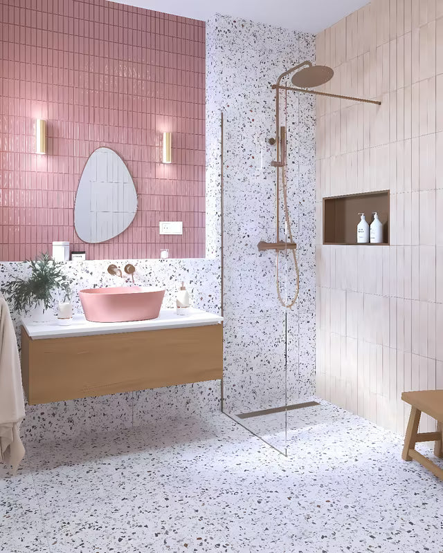 Ružičasto-zlatna ugradbena polica SAT Aurum od nehrđajućeg čelika 304 s okvirom oko niše.