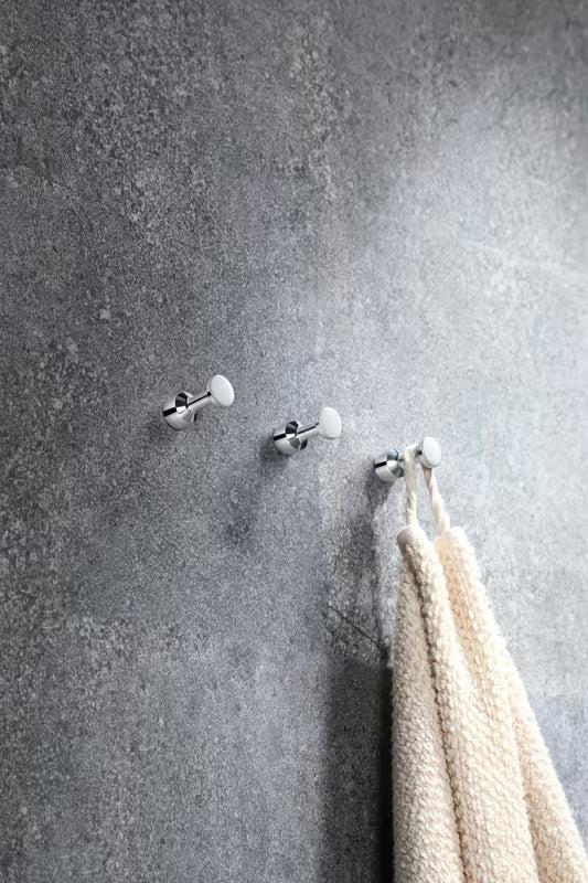 Kupaonski kukica SAT Project u sjajnom kromu, zaobljenog oblika, pro za vješanje ručnika i ogrtača.