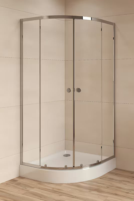 Polukružna tuš kabina SAT Project 80x80 cm s kliznim vratima, prozirnim staklom i profilima u sjajnom kromu.