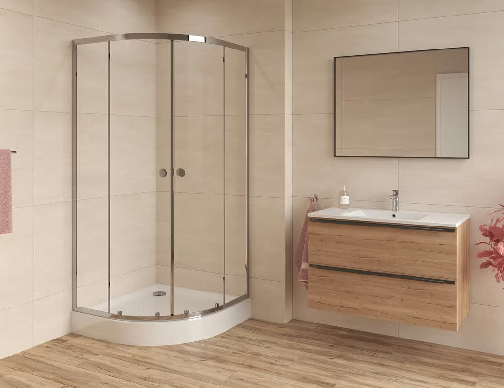 Polukružna tuš kabina SAT Project 80x80 cm s kliznim vratima, prozirnim staklom i profilima u sjajnom kromu.