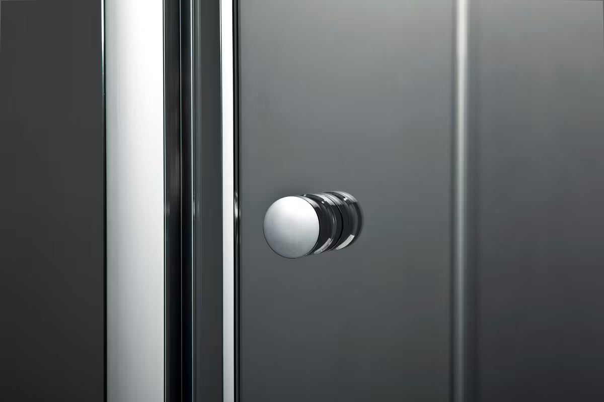 Polukružna tuš kabina SAT Project 90x90 cm s kliznim vratima i prozirnim staklom u sjajnom kromu.