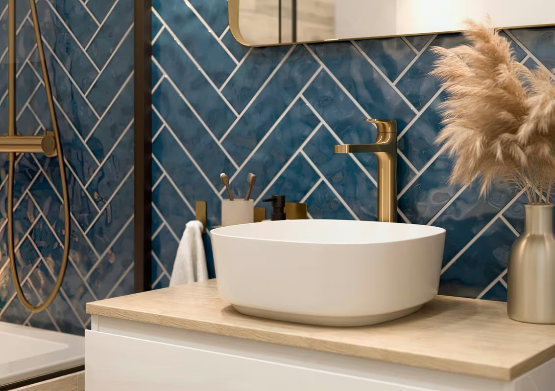 Bijeli keramički umivaonik na ploču SAT Project kvadratnog oblika sa zaobljenim kutovima 37 cm