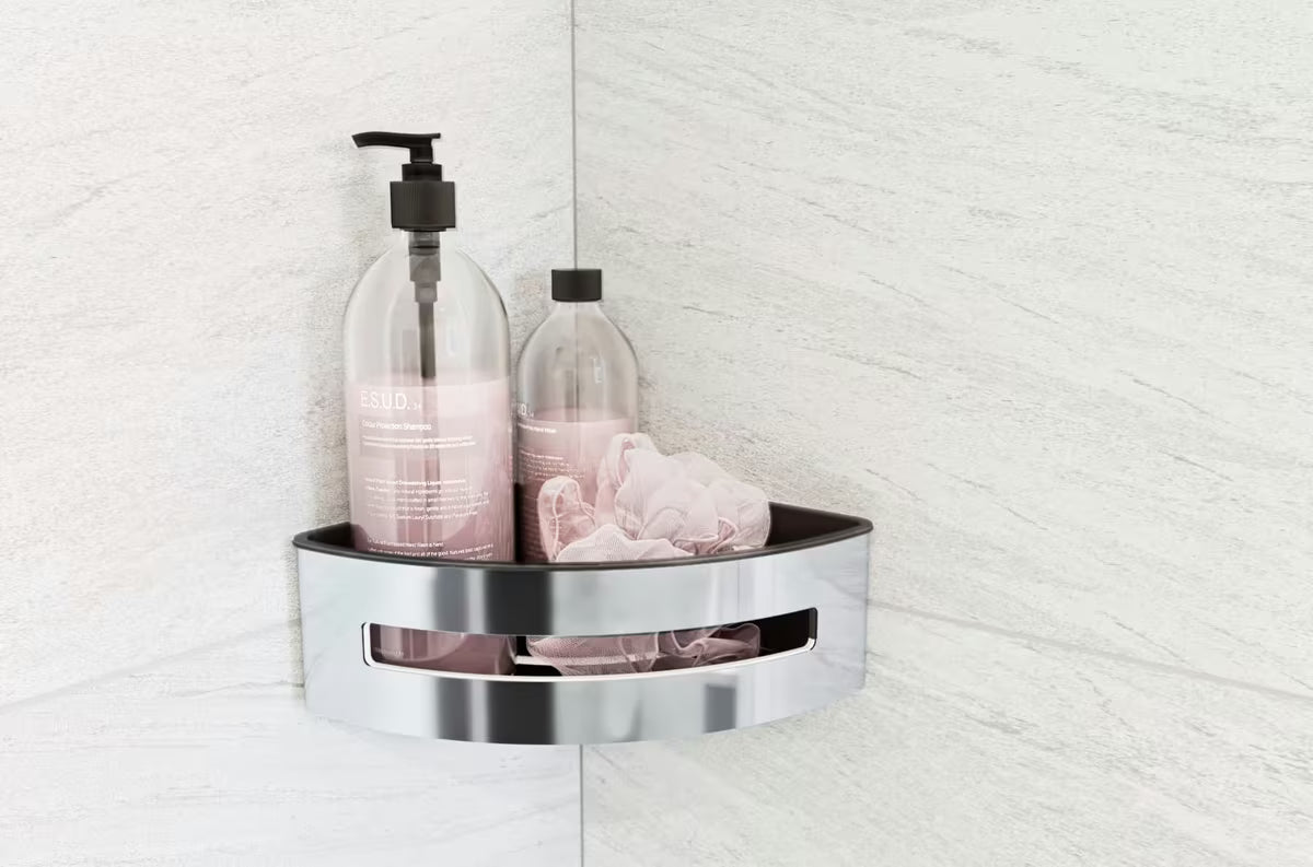 Kutna tuš polica SAT Chrome od nehrđajućeg čelika u krom izvedbi s crnim plastičnim umetkom.