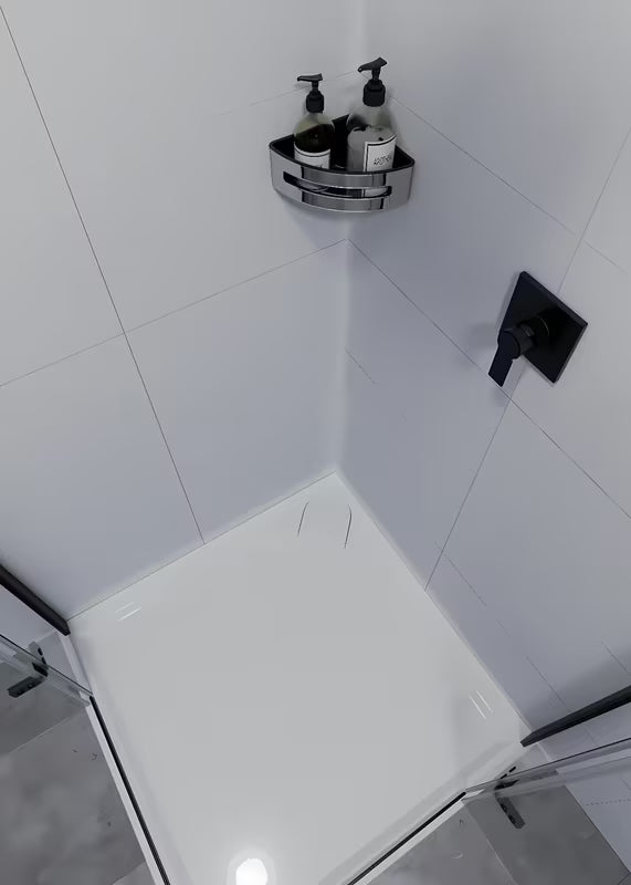 Kutna tuš polica SAT Chrome od nehrđajućeg čelika u krom izvedbi s crnim plastičnim umetkom.