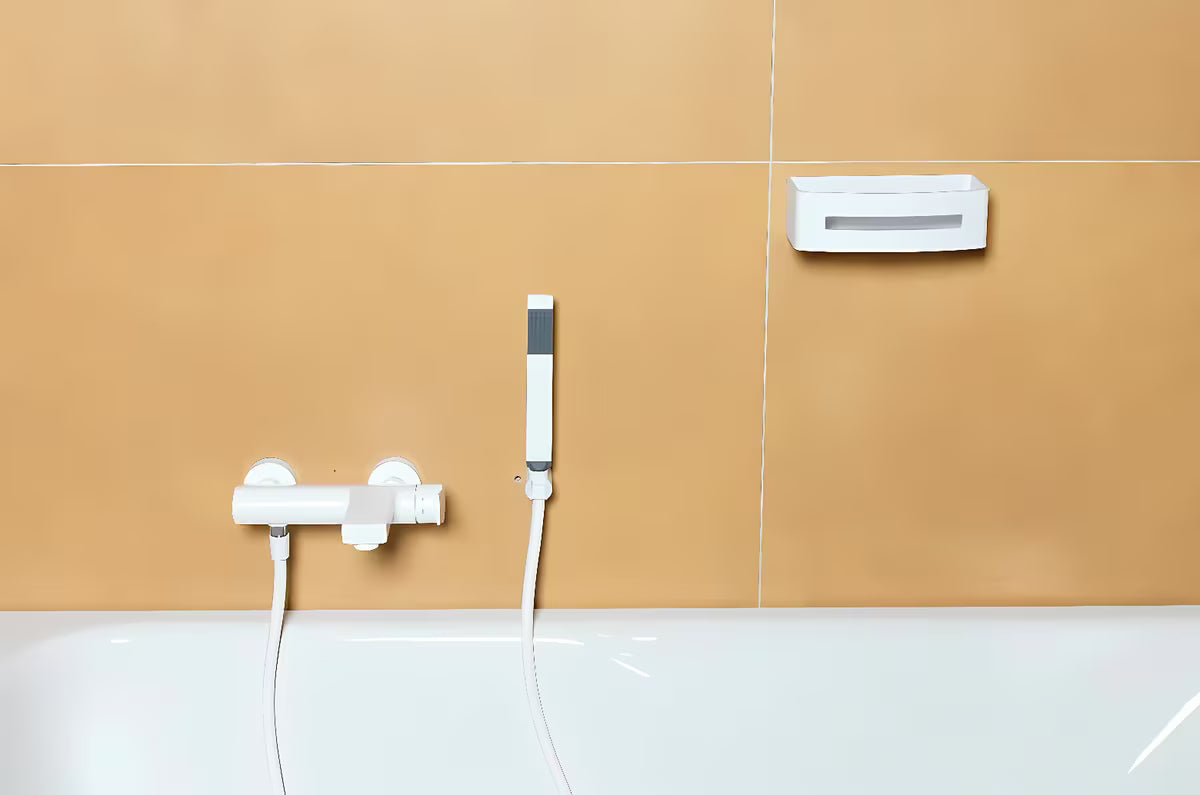 Bijela tuš polica SAT od nehrđajućeg čelika s plastičnim umetkom pro lakše održavanje