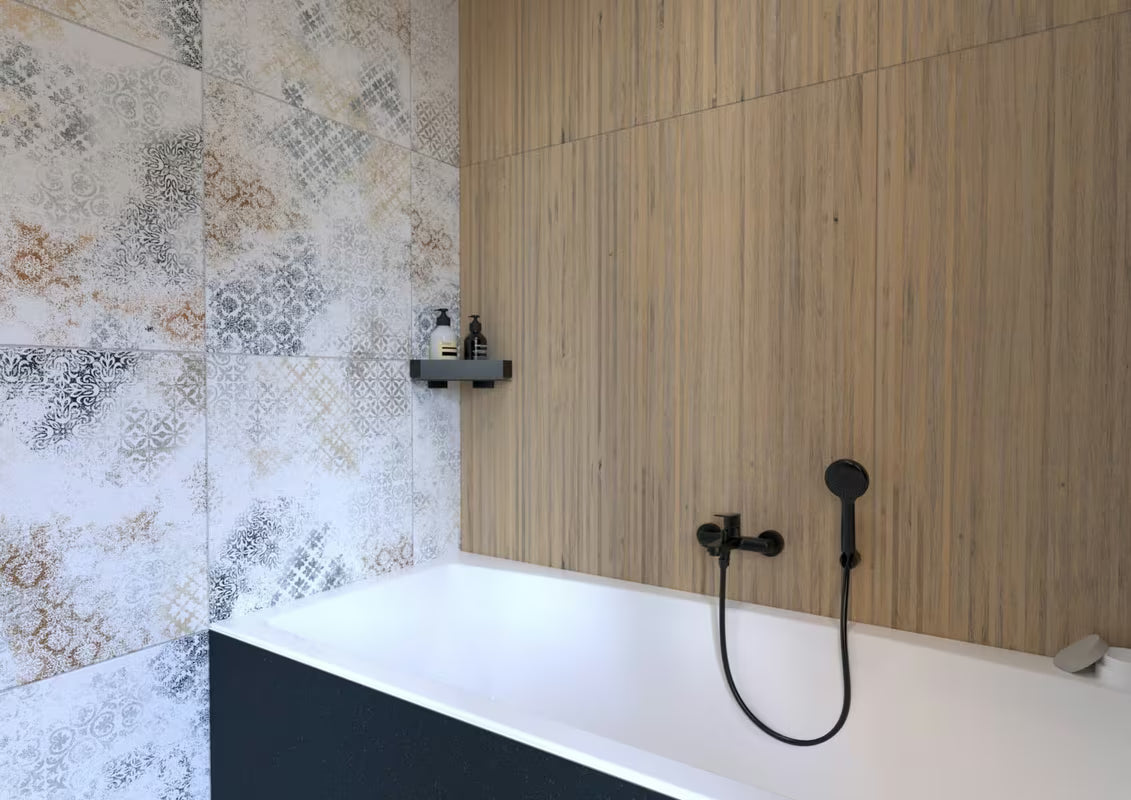 Kutna tuš polica SAT od nehrđajućeg čelika u mat crnoj boji.