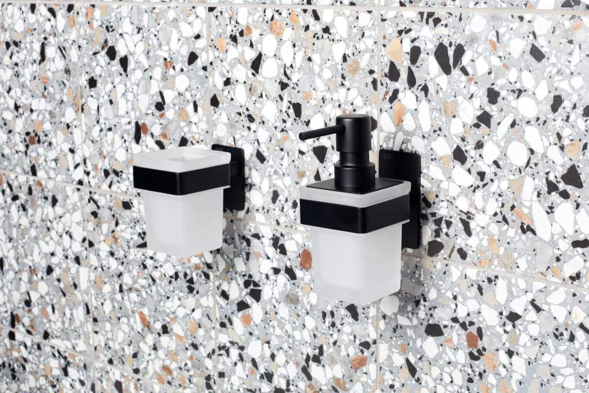 Crni nehrđajući dozator sapuna SAT pro montaža lijepljenjem bez bušenja