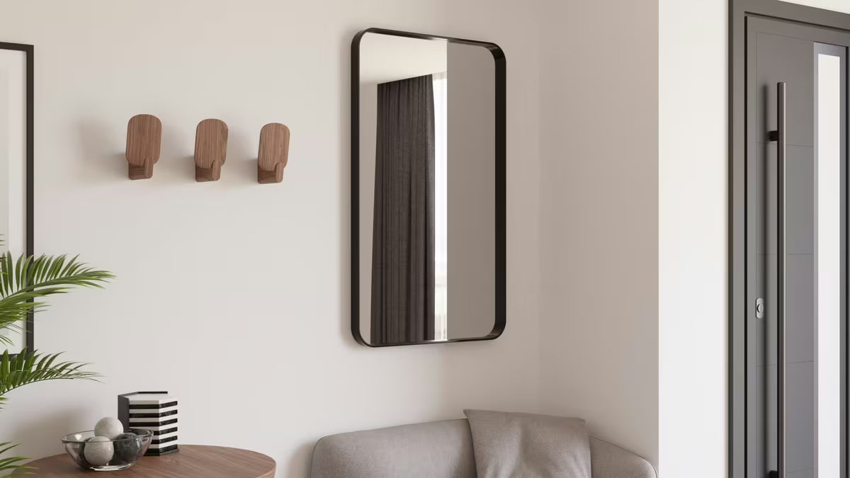Pravokutno kupaonsko ogledalo SAT 60x80 cm s crnim aluminijskim okvirom, prikladno za okomitu i vodoravnu montažu.