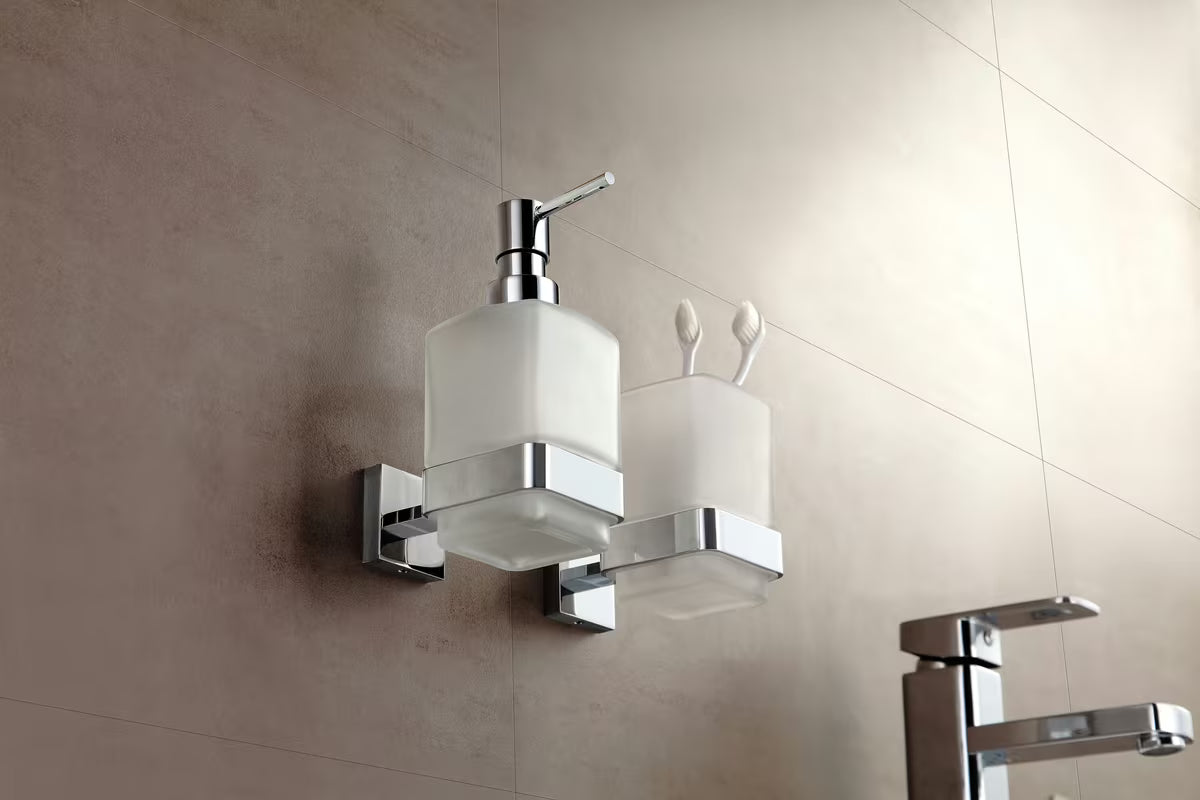 Zidni kromirani držač čaša SAT Simply S uključuje čašu od mat stakla