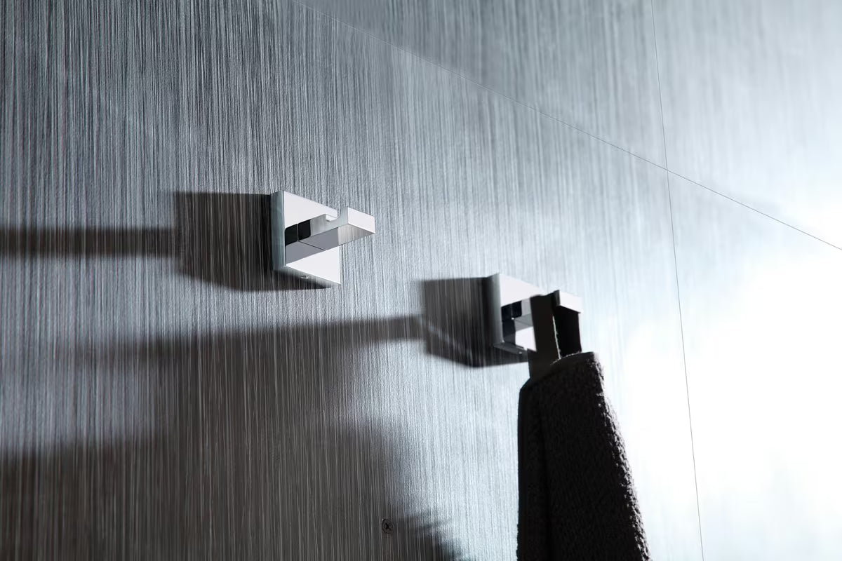 Kromirani zidni kukica SAT Simply S četvrtastog dizajna za kupaonicu.