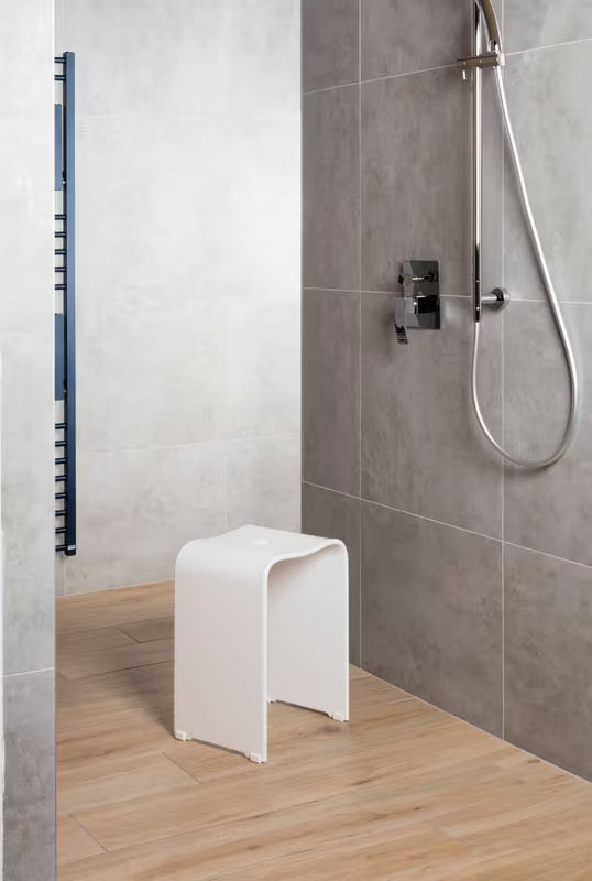 Bijeli samostojeći sjedalo za tuš SAT od plastike pro za udobnije i sigurnije tuširanje.